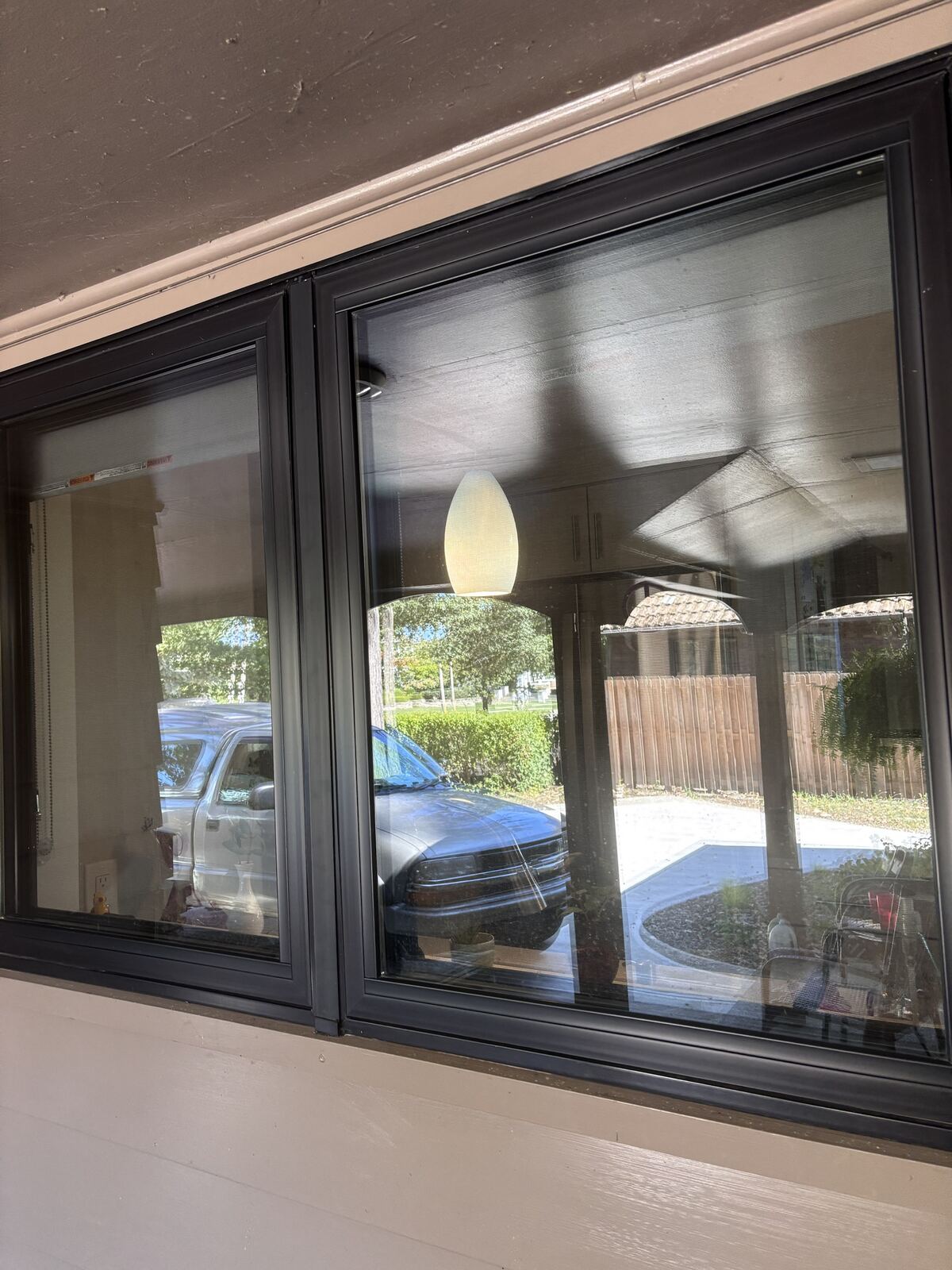 Streak-free window glass with a clear reflection